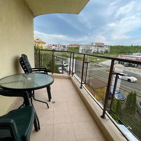 Apartman Modern With Pool & Balcony By Flat Mаnаger